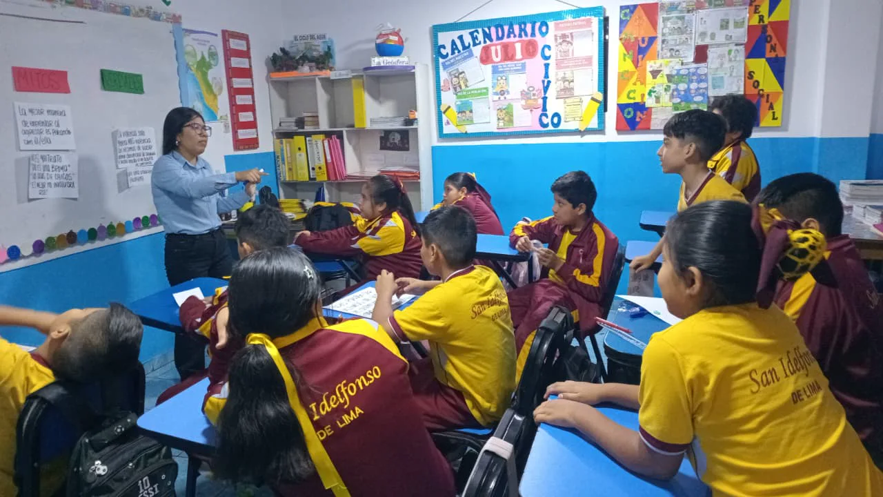 Docente acompañando una actividad de aula