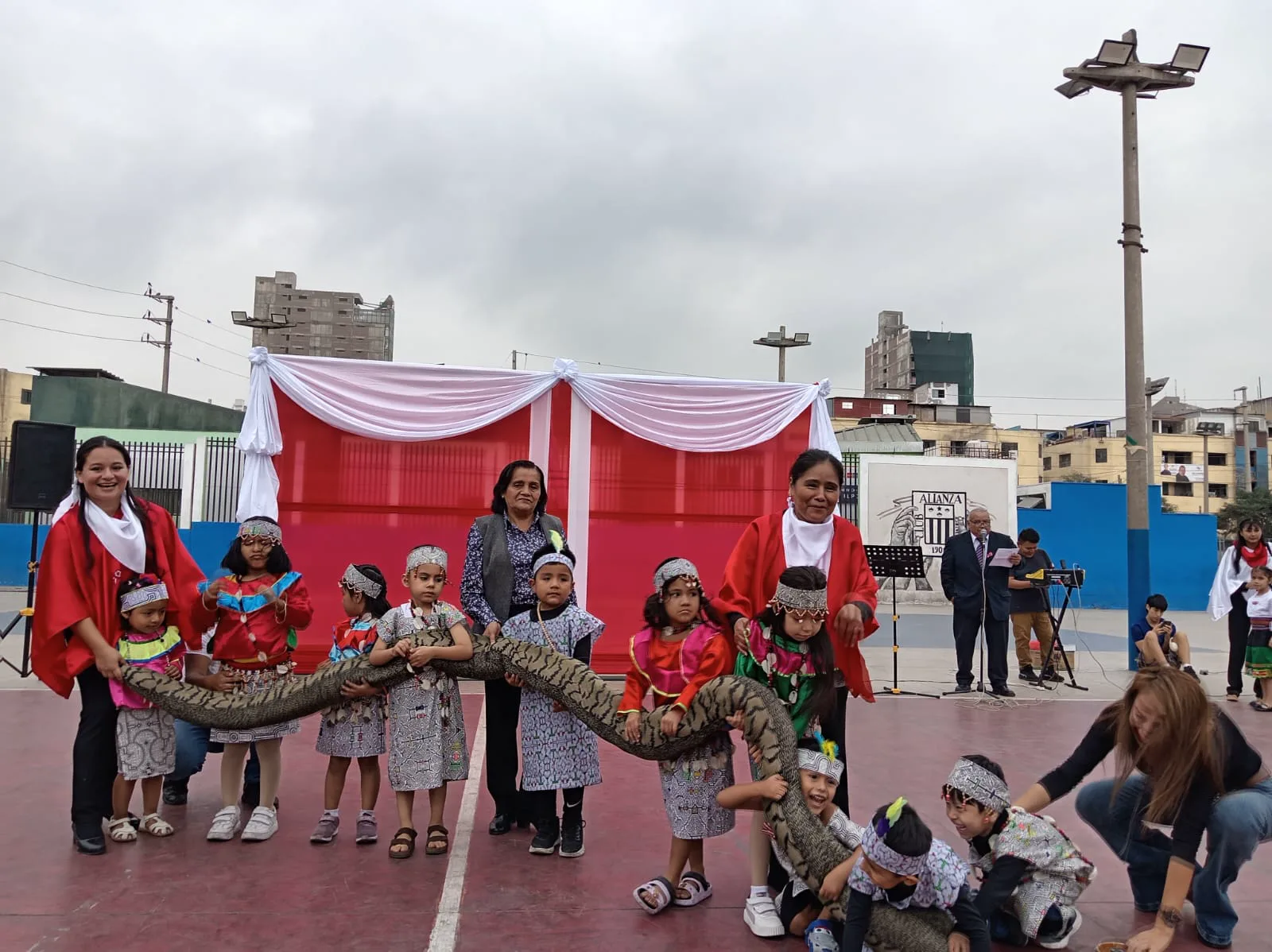 Presentación artística de estudiantes de Inicial