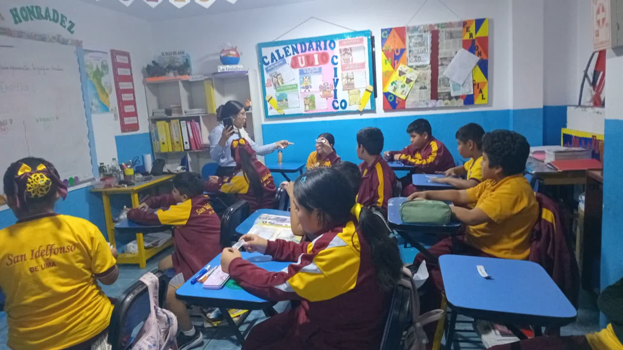 Estudiantes del Colegio San Idelfonso participando en clase