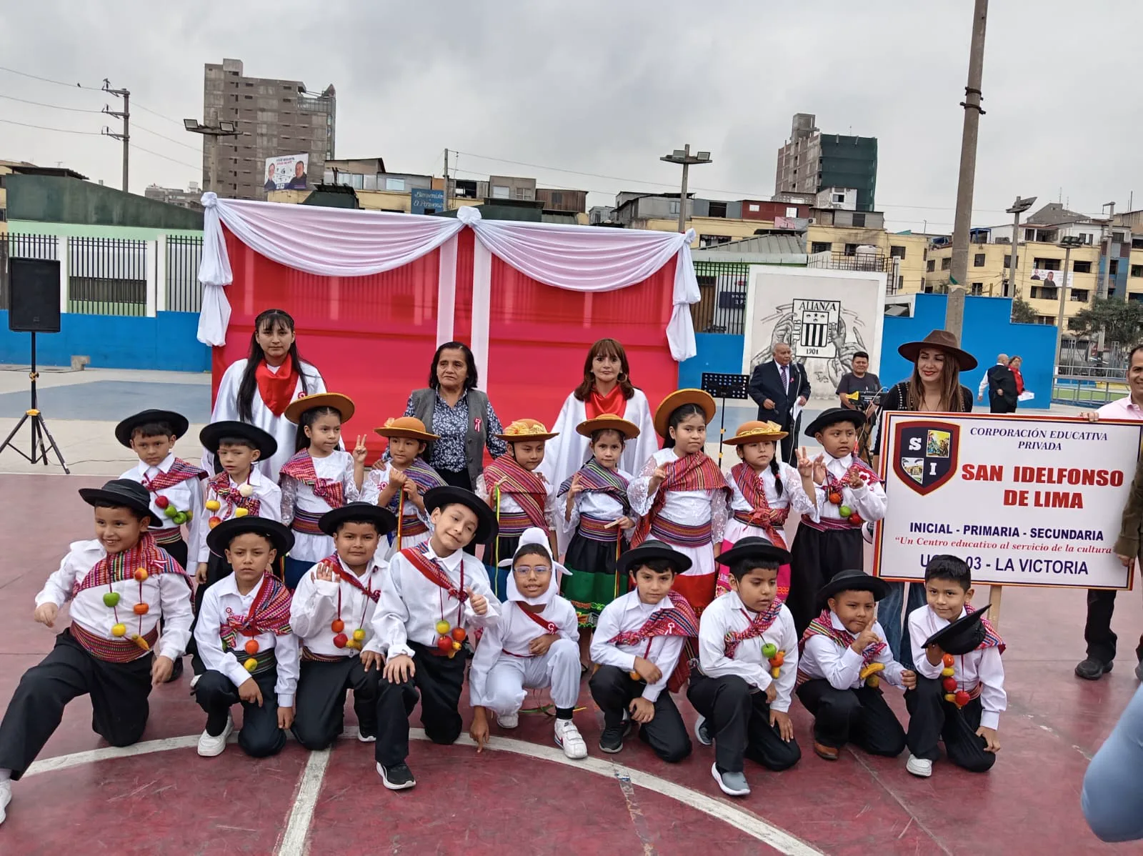 Estudiantes en una presentación cultural peruana
