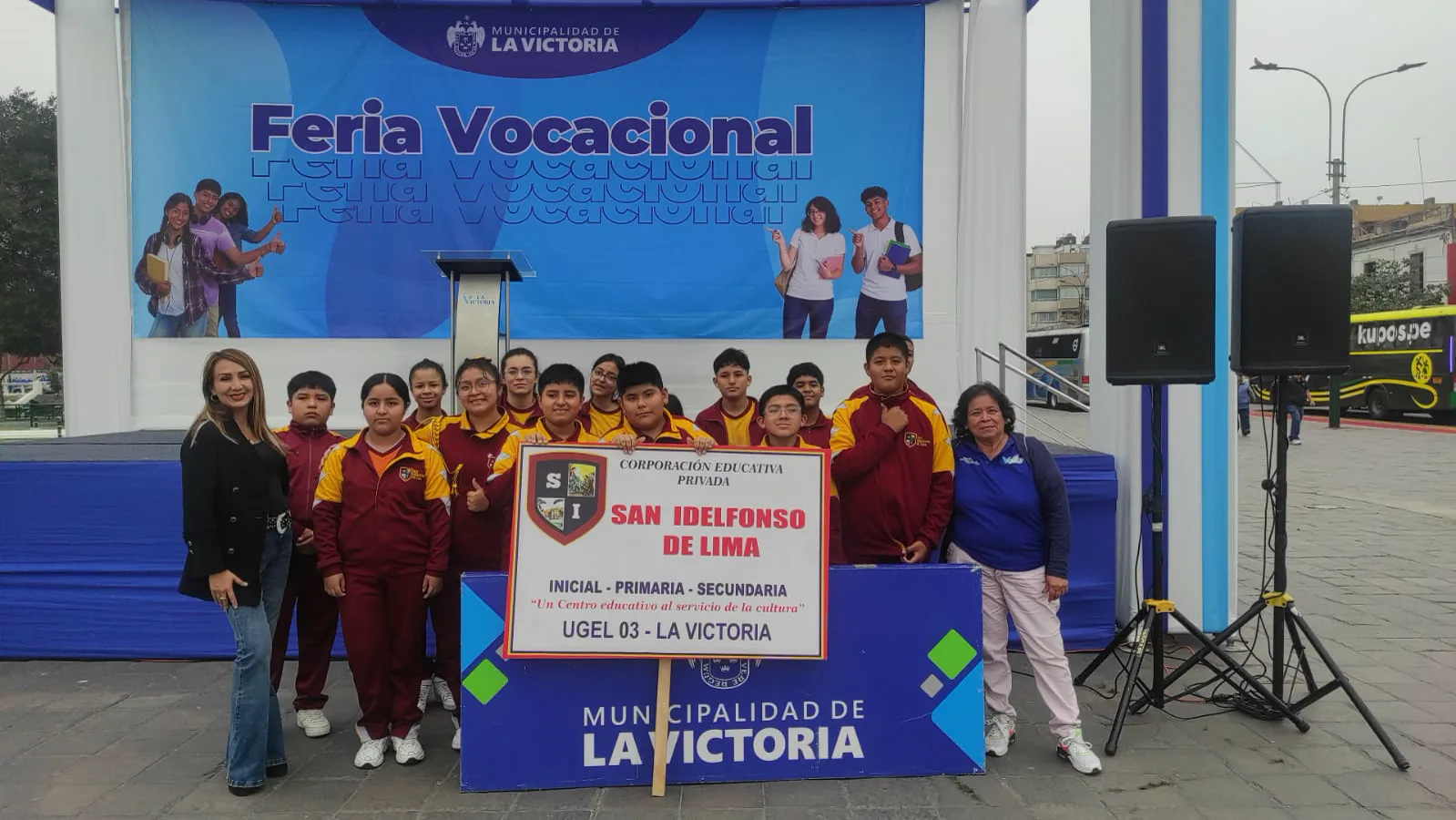 Estudiantes del colegio en una feria vocacional