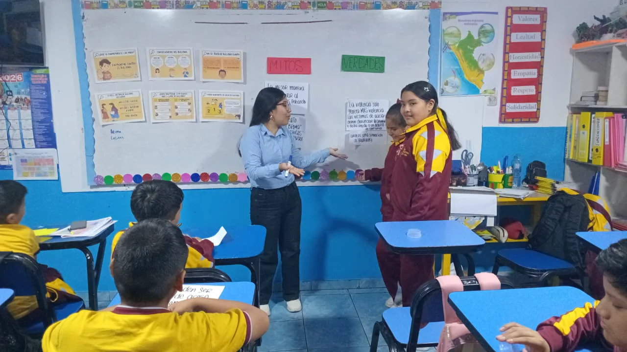 Estudiantes participando en una actividad de aula
